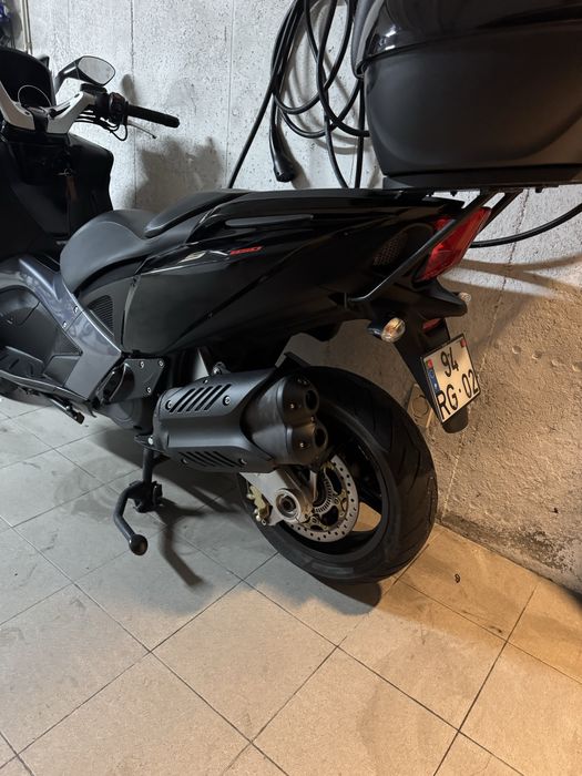 Aprilia srv 850 scooter como nova