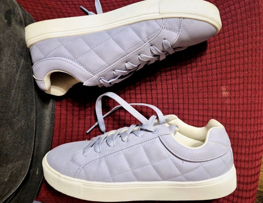 Lekkie sportowe buty unisex.