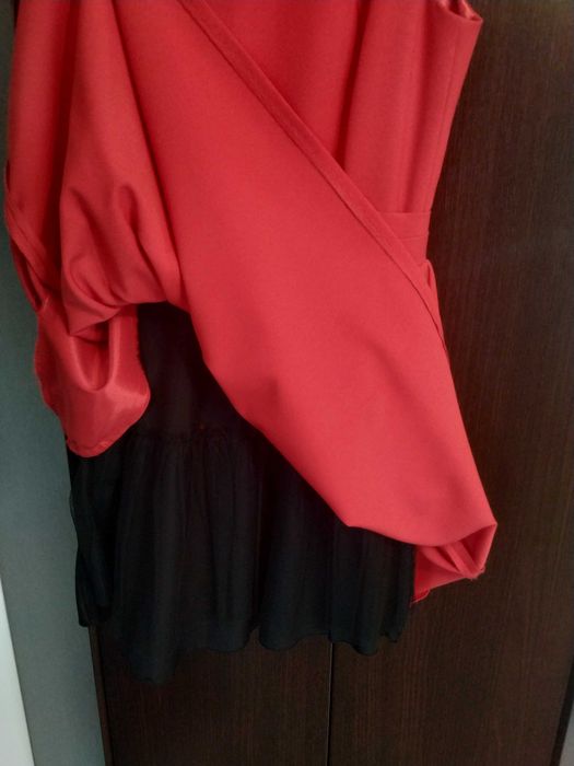 Rozkloszowana czerwona sukienka 36