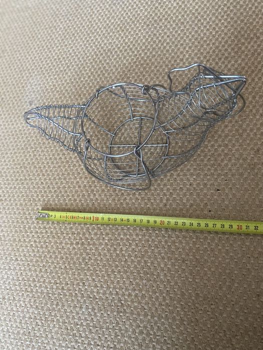 Cesta decorativa em metal com formato de galinha para ovos