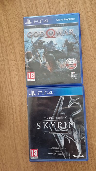 Playstation 4 + 2 pady + 2 gry