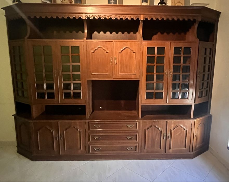 Móvel de sala em madeira maciça – Estilo clássico . Apenas para recolha