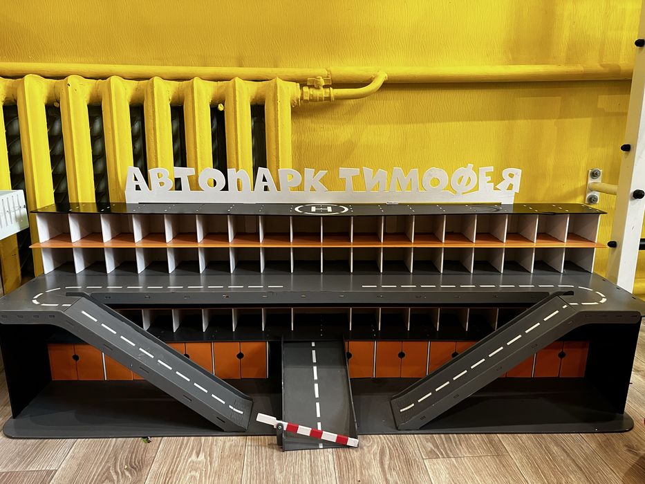 Великий дитячий автопарк / гараж для машинок, 3 поверхи, як новий