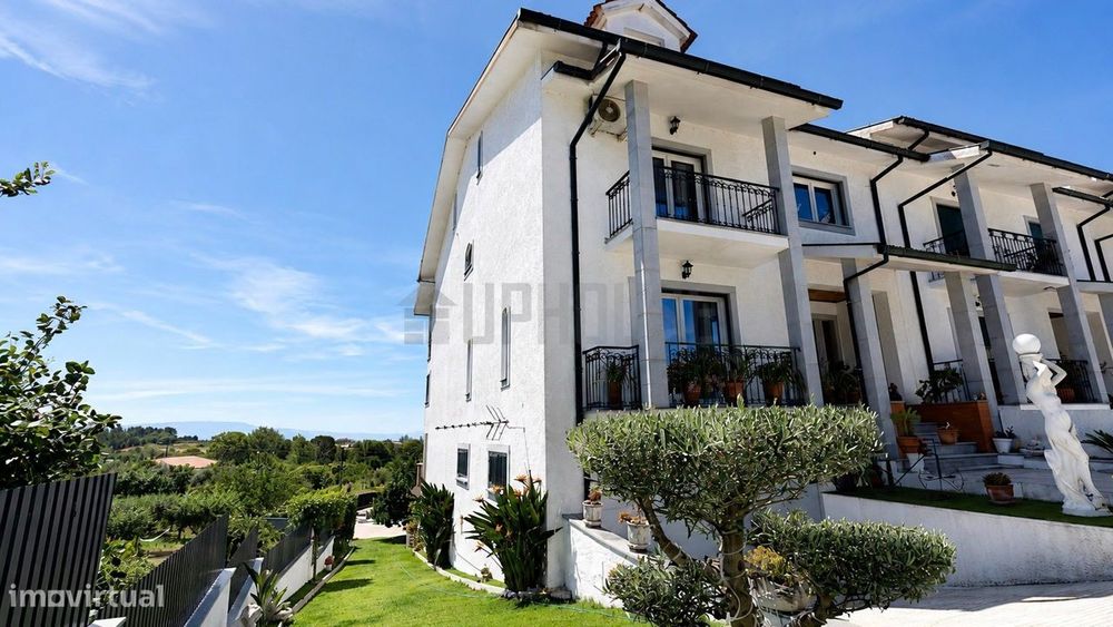 Moradia de Ponta com Jardim e Piscina