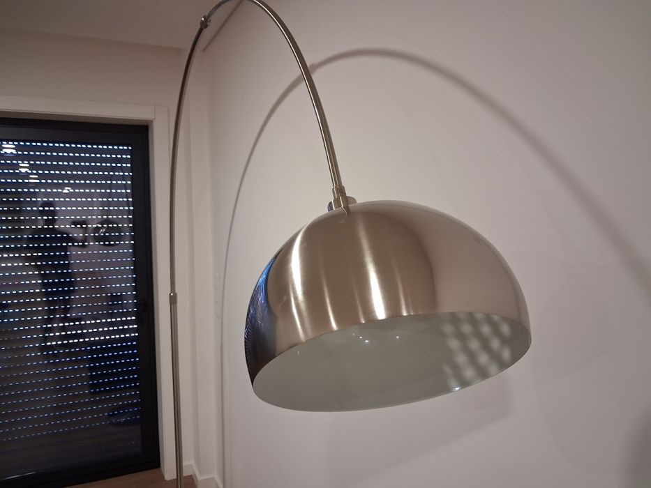 Candeeiro de Pé em Arco – Aço Inox Escovado | Design Moderno