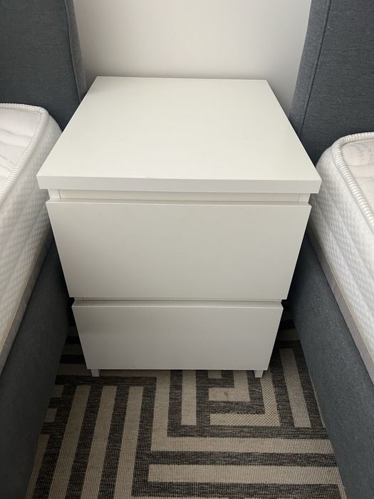 Mesa de cabeceira branca