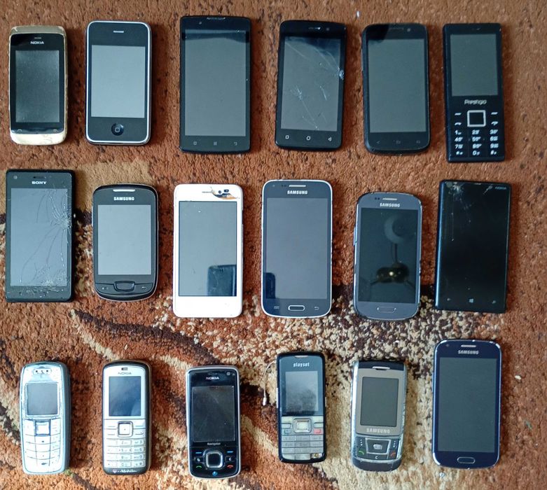 Sprzedaż uszkodzonych telefonów na części.