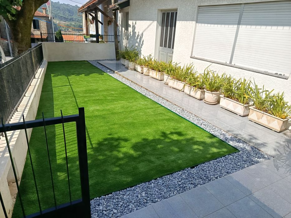 Relva sintética artificial e natural