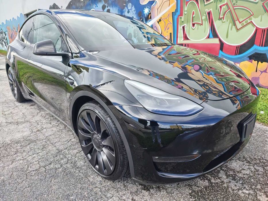 Tesla Model Y      2024