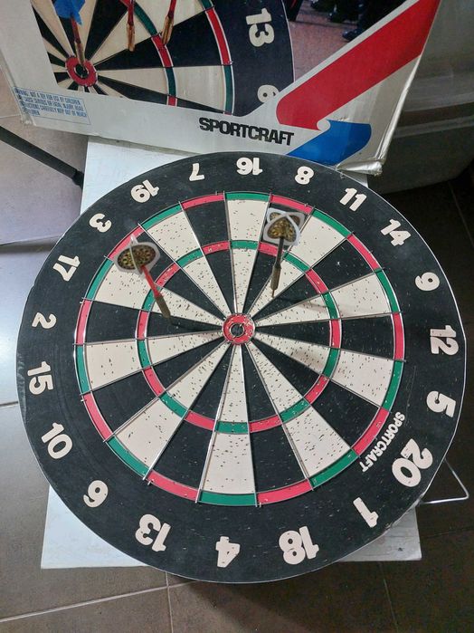 Jogo de dardos dos anos 80.