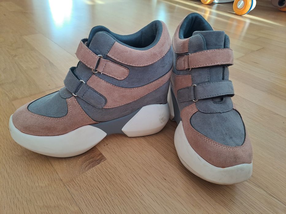 Продам жіночі кросівки-снікерси.