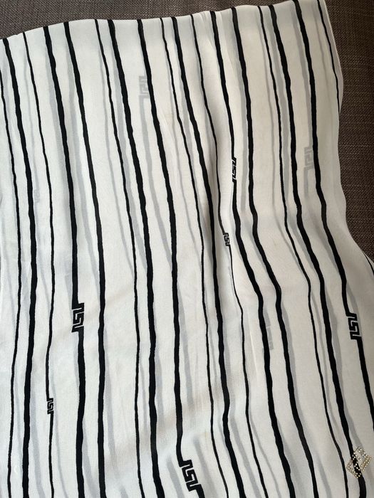 Lenco de pôr ao pescoço  da Versace branco com listas pretas