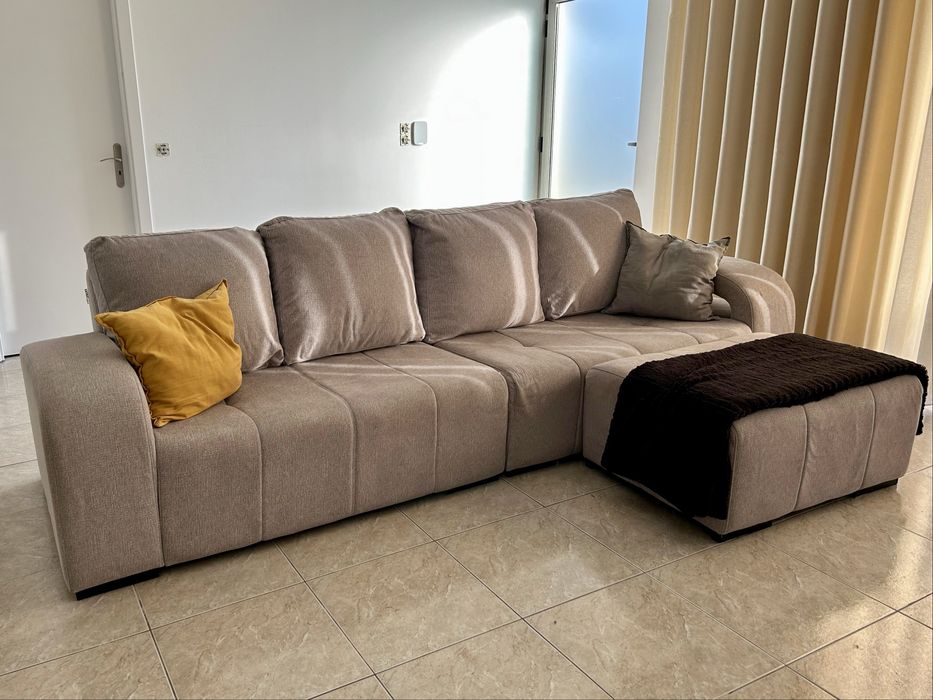 Sofa com  dois pufs e chaiselomge separada.