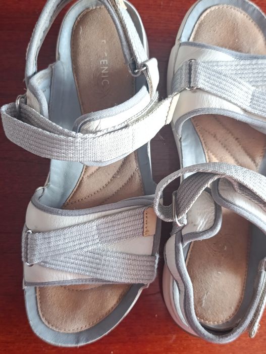 Продам жіночі шкіряні  сандалі Clarks