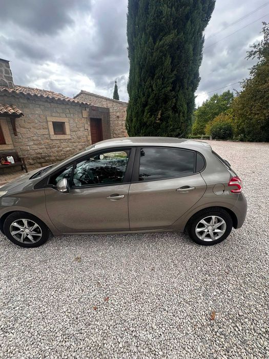 Peugeot 208 1.4 HDi Diesel 2013 | 1 Proprietário | Revisões na Marca