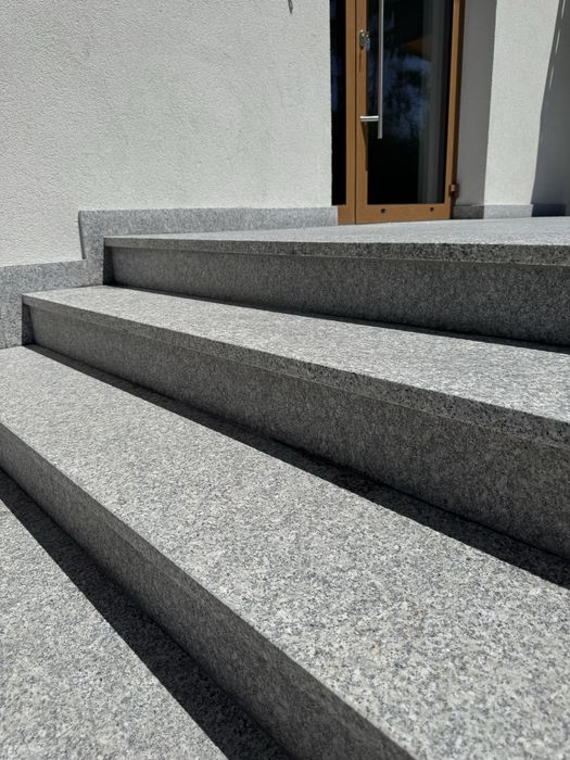 Stopień granitowy płomień, poler, MONTAŻ