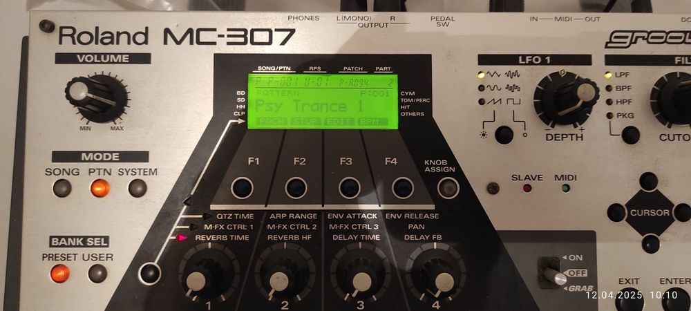 Roland MC-307 groovebox