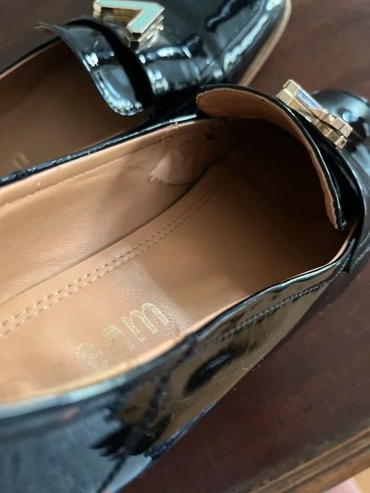 Sapatos estilo mocassim em verniz preto com detalhe dourado elegante 39