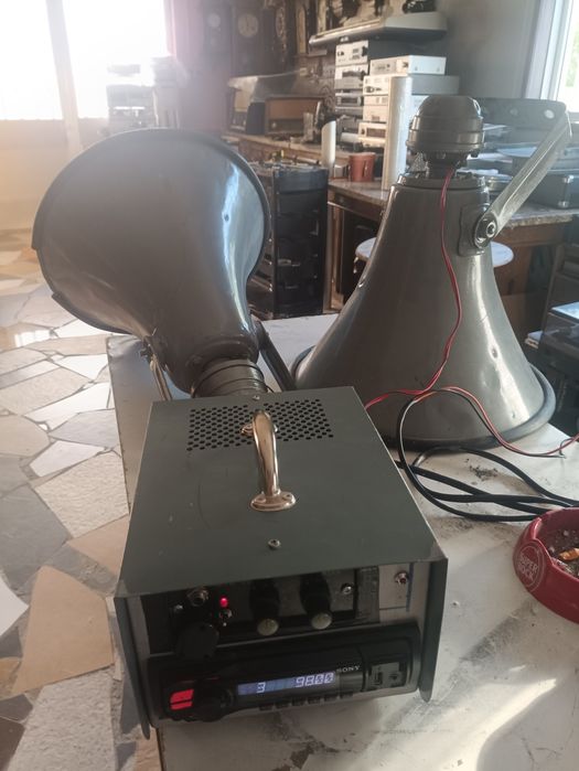 Cornetas "Autofalantes" com amplificador.