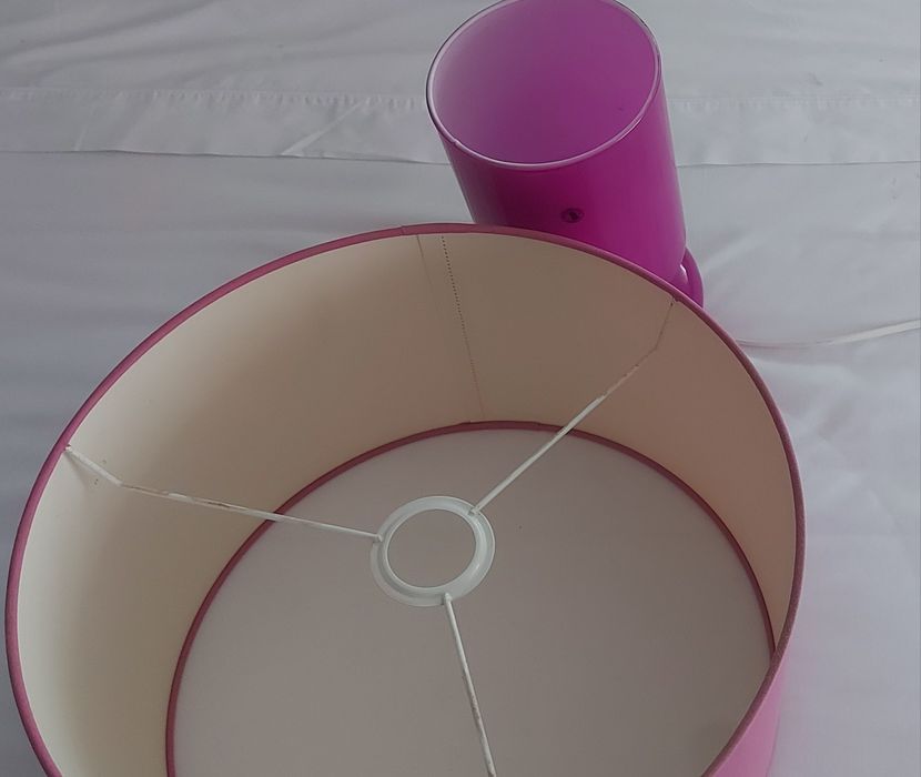 Candeeiros de teto e mesa de cabeceira