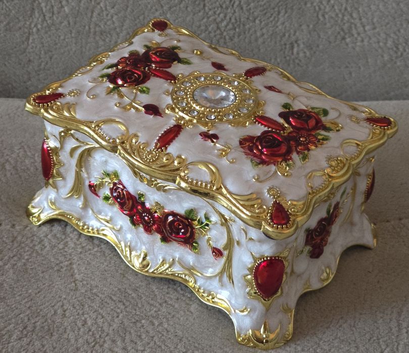 Piękna szkatułka metalowa w emalii ze złoceniami w stylu  Faberge