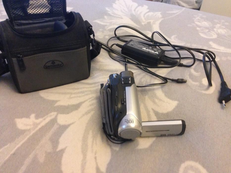 Продаю видео камеру Sony.