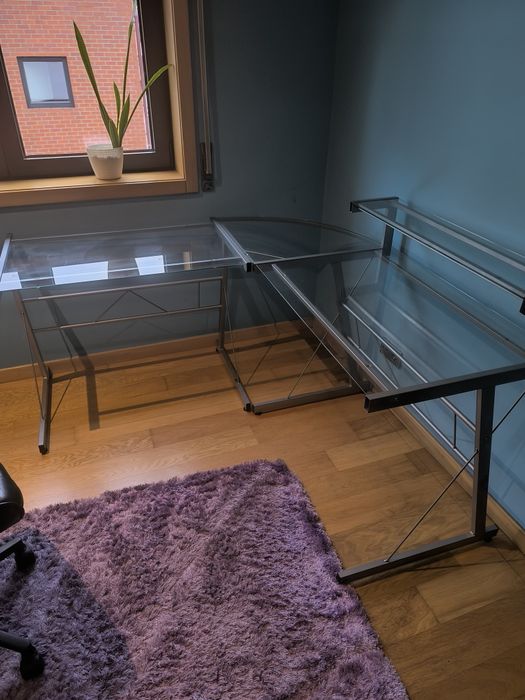 Mesa de escritório com tampo em vidro