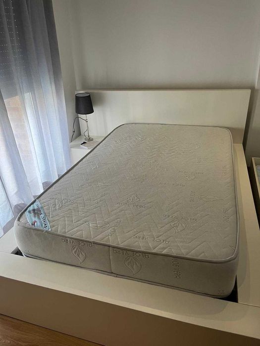 Cama de solteiro lacada branca