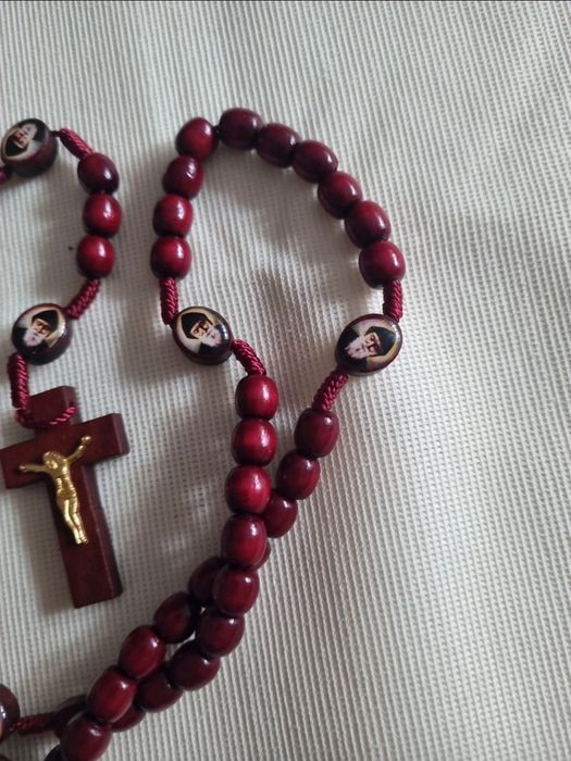 Różaniec z drewna św.Charbel z Libanu z Annaya.