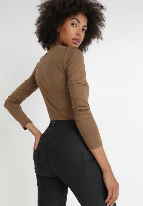 Spodnie skiny z eko skóry rozmiar rozmiar L  z efektem push ap