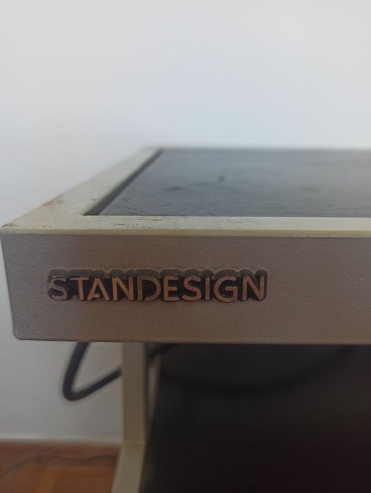 Móvel com 3 prateleiras 

Dimensões: 70 x 55 x 40