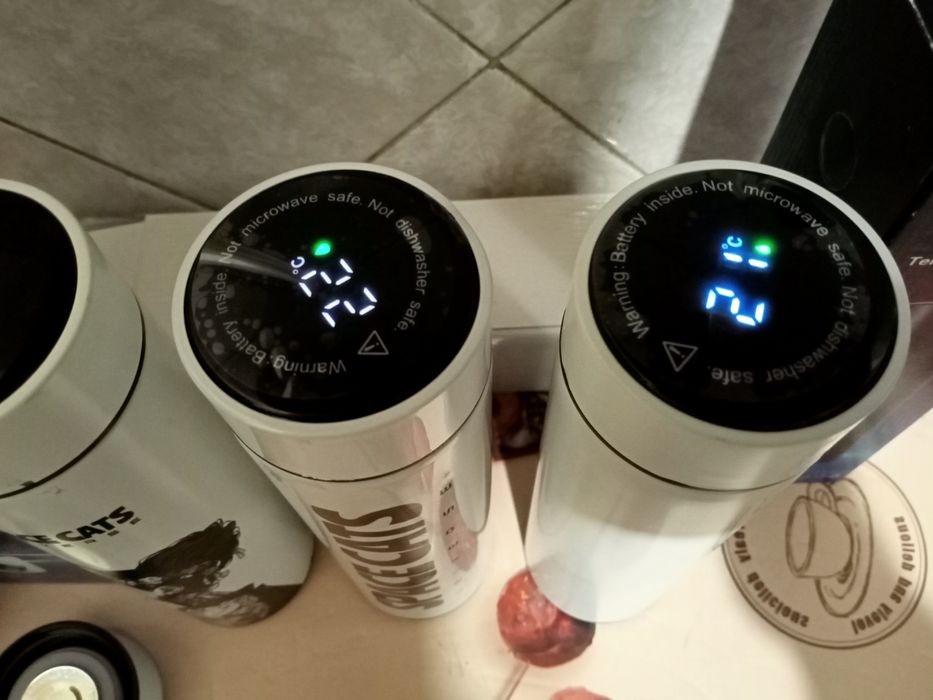 Продам термос с датчиком температуры.