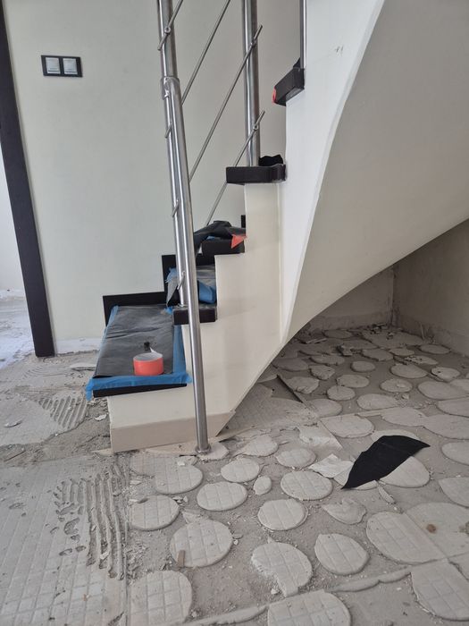 Schody dębowe z balustradą