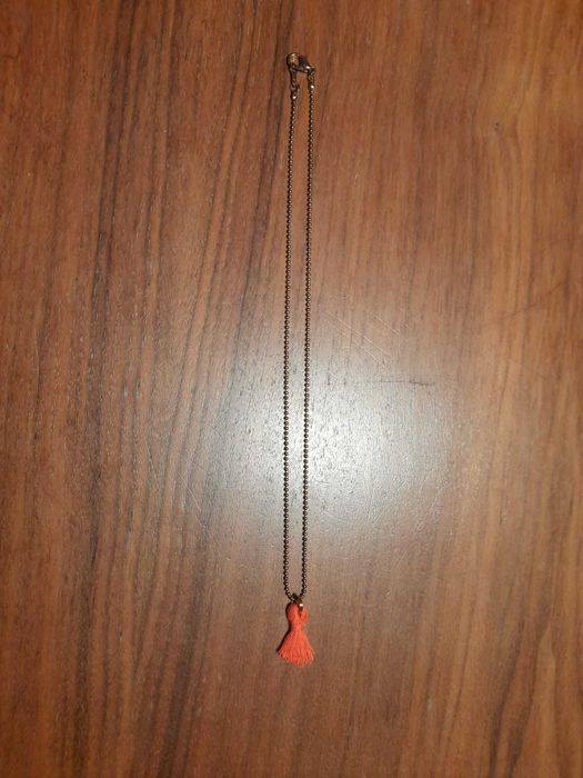 Fio com pendente de linha côr de laranja. 2,50 eur