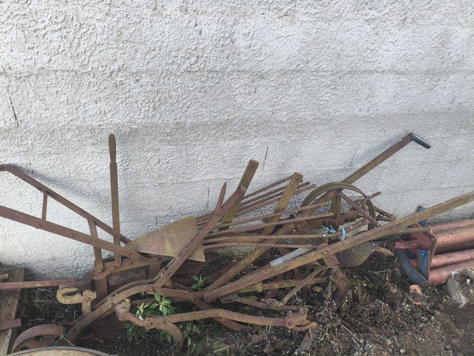 Roda carro bois e 2 arados antigos