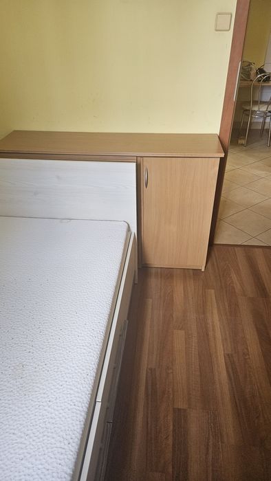 Łózko z materacem