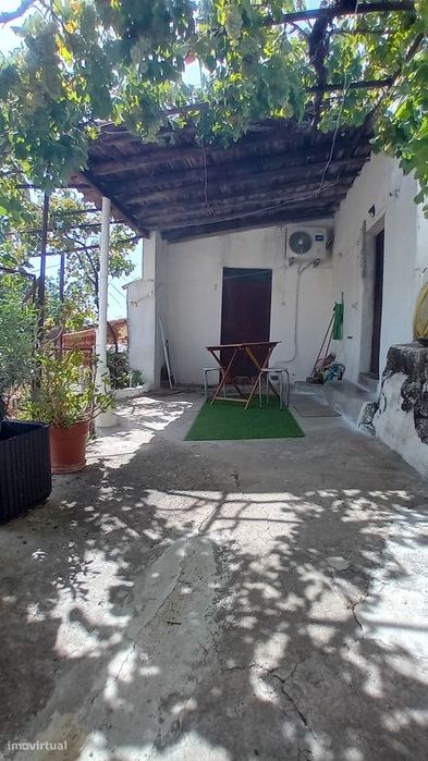 Moradia T3 isolada com jardim e garagem