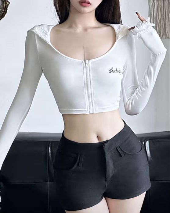 Топ-толстовка з рюшами та мереживом на рукавах