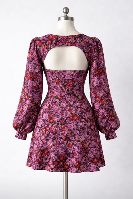 Mini sukienka w kwiaty z wycieciem na plecach