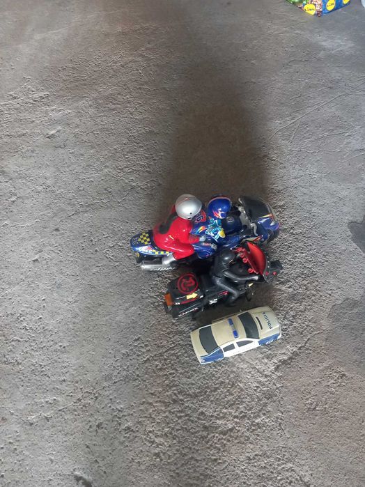 Motas, tratores e carrinho