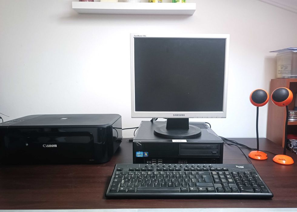 PC Insys i7 com monitor, teclado, rato e impressora