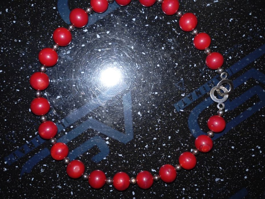 Продам кольє з фарбованого коралу