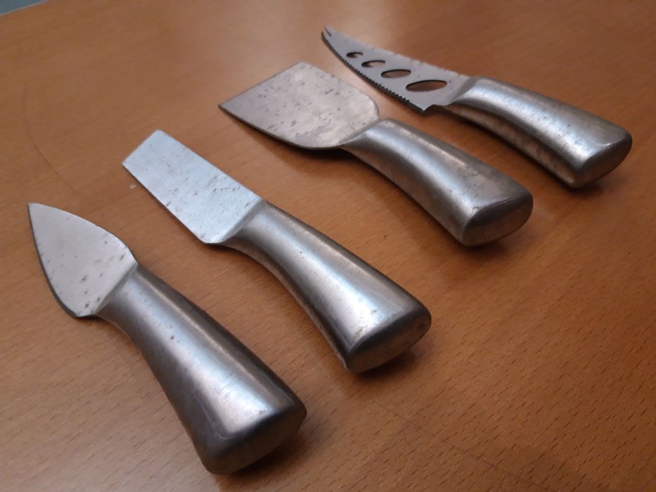 Pequenas facas de aço para cortar queijo