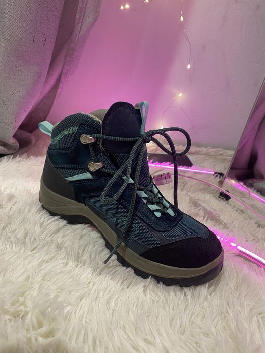 Продам оригінальні жіночі трекінгові черевики Quechua MH100 Mid Waterproof від Decathlon.
