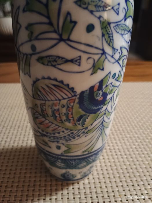 Porcelanowy wazonik z motywem ryb.