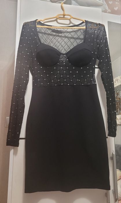 Sukienka czarna wizytowa róż.M