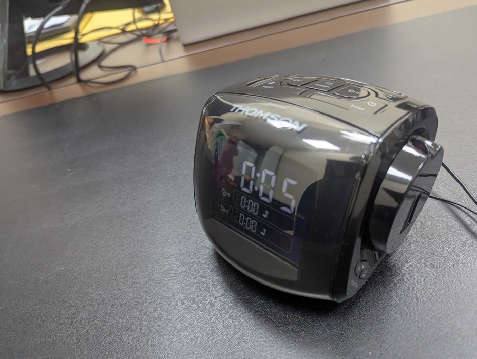 Rádio‑despertador Thomson com projetor de horas