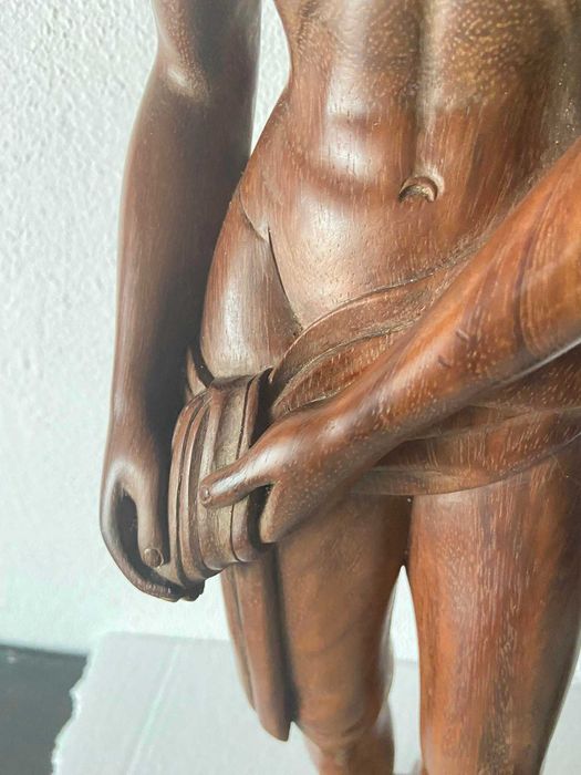 Estatuetas de casal estilo Arte Deco esculpidas em madeira de Sissó