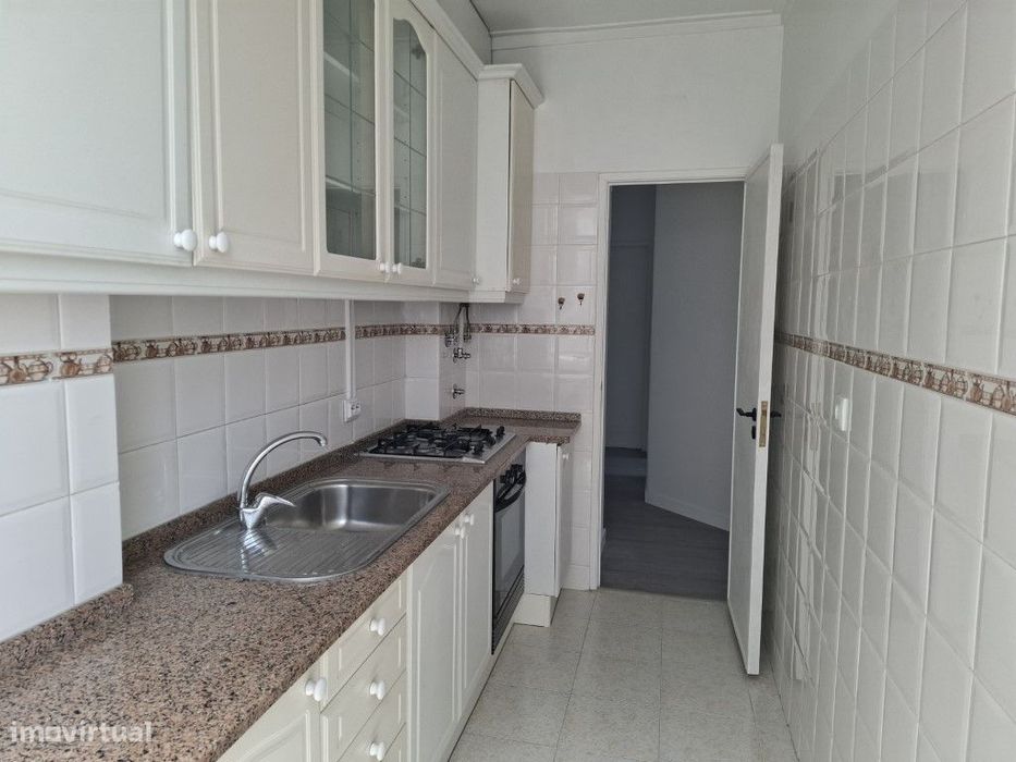 Apartamento T1 remodelado na Damaia de Baixo
