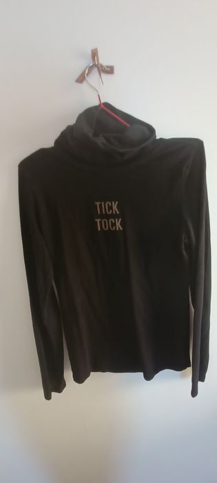 czarny golf z napisem tick tock rozmiar m